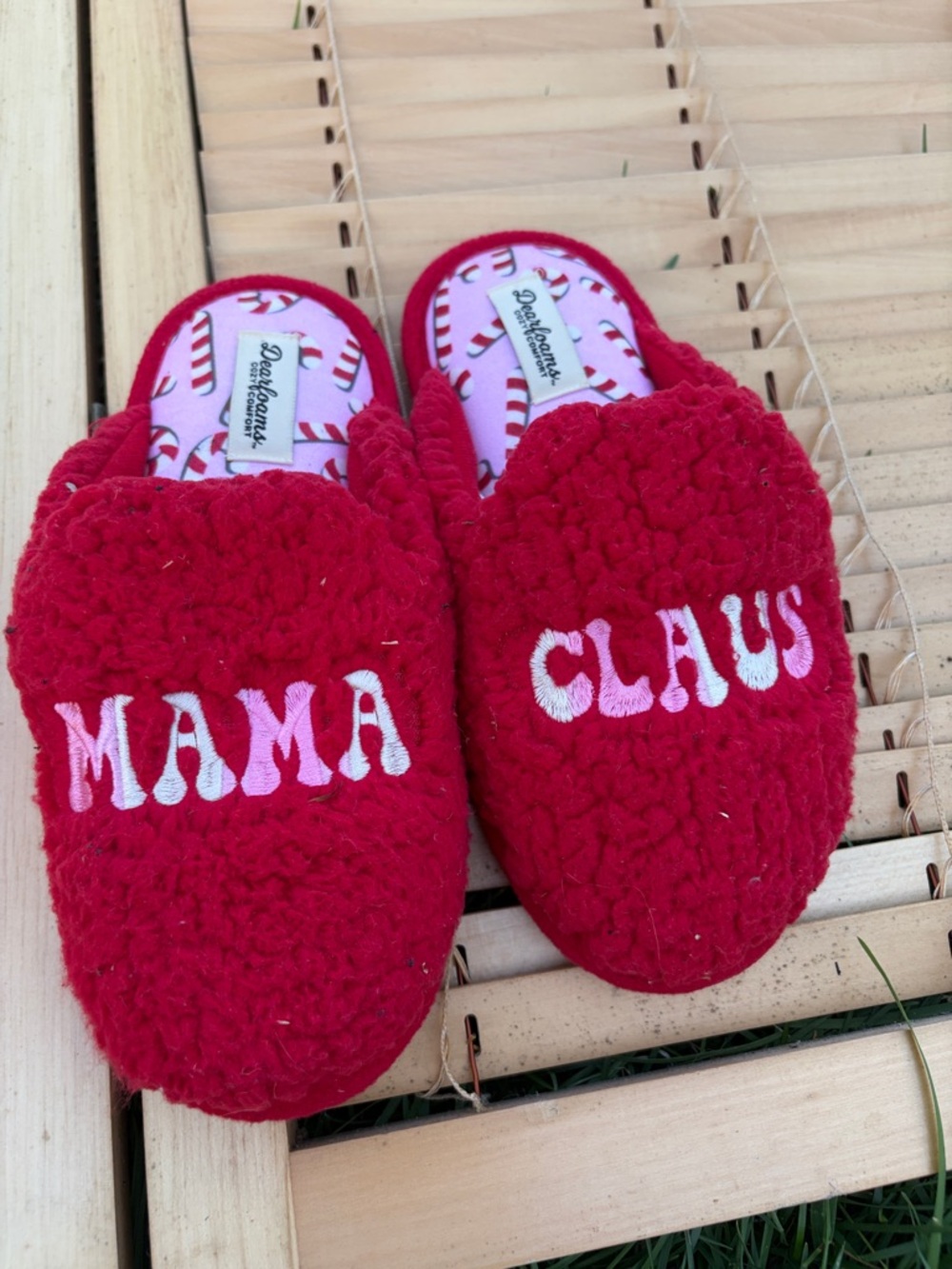 dearfoams Red 'MAMA CLAUS' Kids Slip-On Slippers 5/6